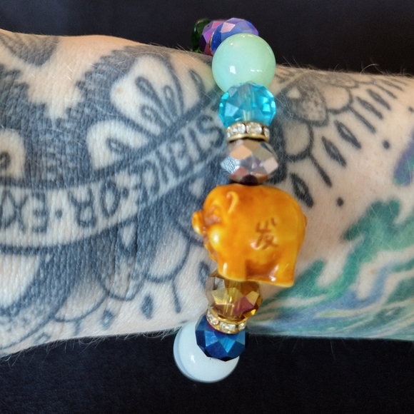 Asian Inspired Multicolor Beaded Bracelet - Picture 6 of 7